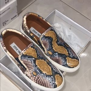 STEVE MADDEN SLIP ON SNEAKERS